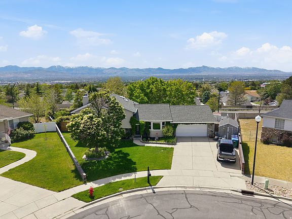 3rd image of 1320 E Woodhill Cir