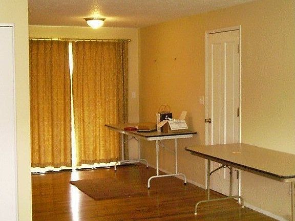 Hardwood Oak floors throughout