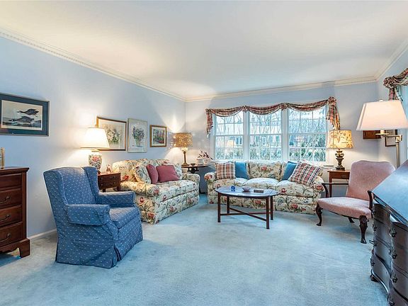 4th image of 10 Kensington Dr