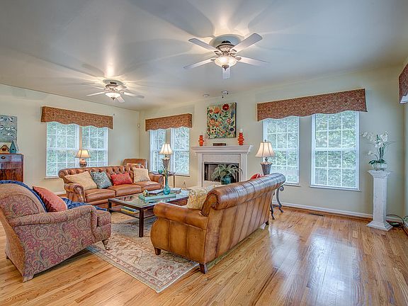 3rd image of 3460 Shady Cove Ct