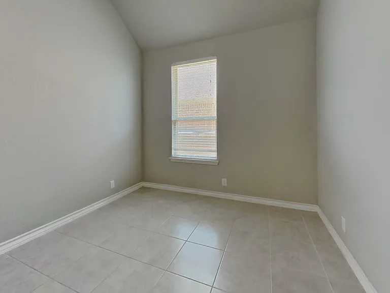 Spacious corner room with ampl