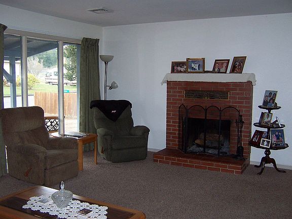 Living room & fireplace