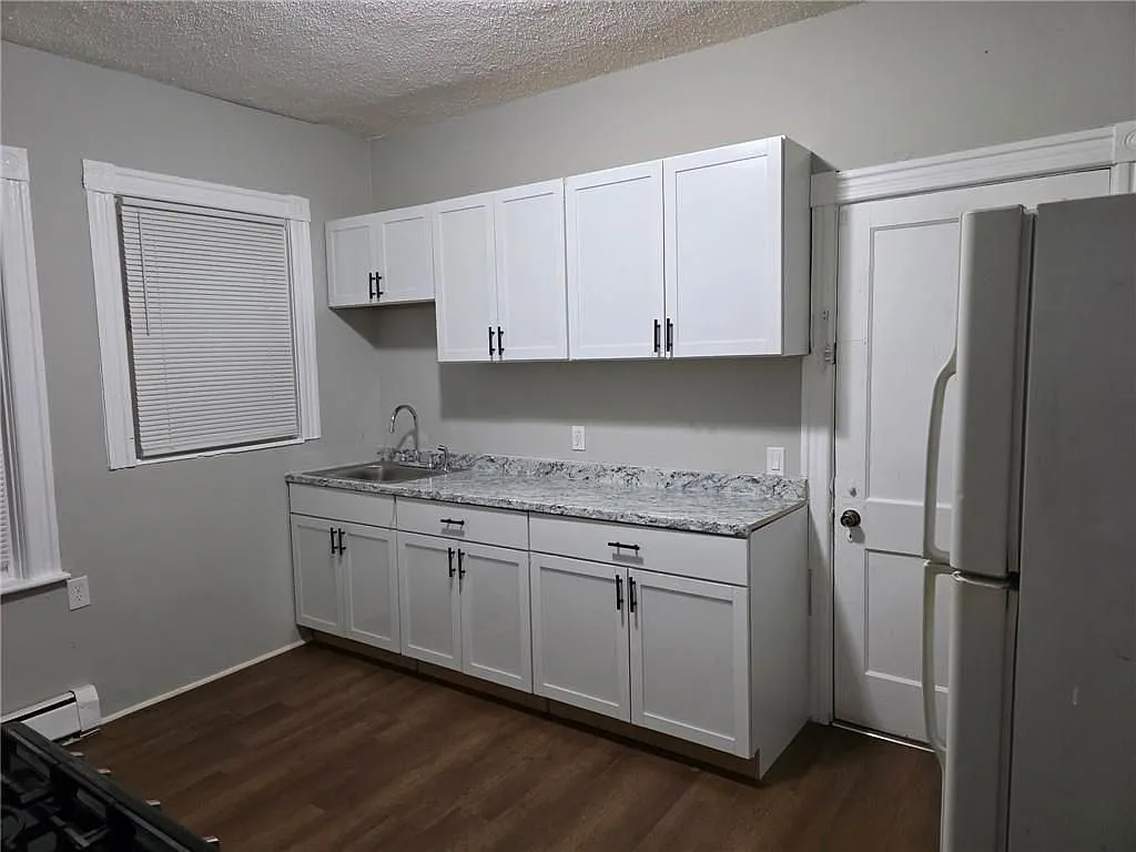 3 bed, 1.0 bath, 1255 sqft, $1,900 — Photo 4