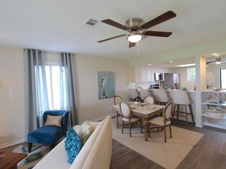 1st image of 6 Court Dr #6