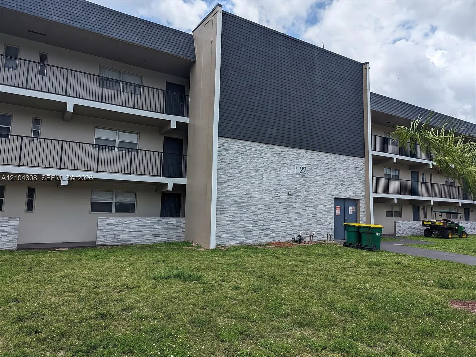 Versailles Gardens Condo — Photo 1