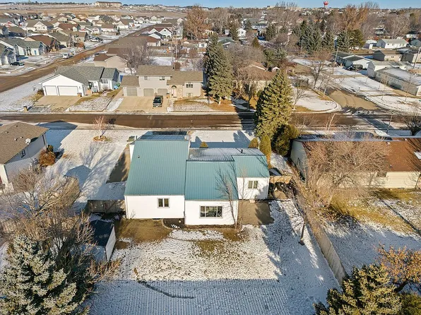 2615 Crescent Dr, Minot, ND 58703