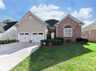 1560 Crestlawn Trl, Pfafftown, NC 27040