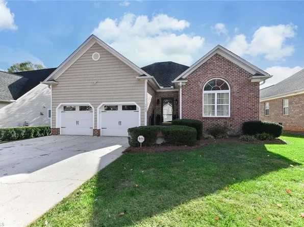 1560 Crestlawn Trl, Pfafftown, NC 27040