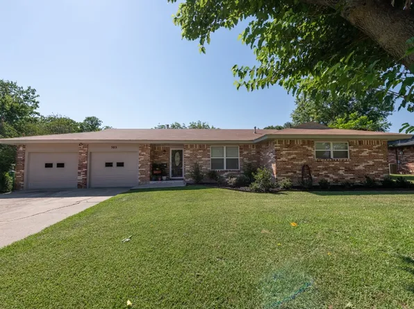 505 Gallia St, Bowie, TX 76230