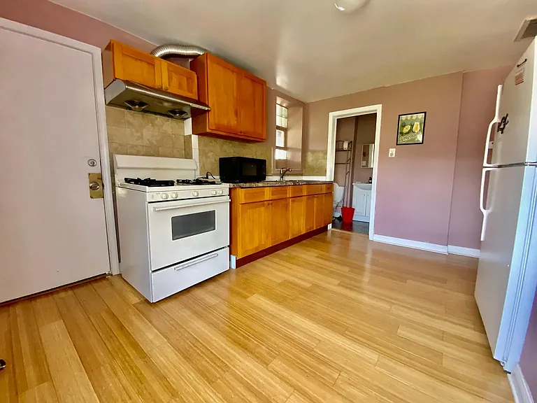 335 W 31st St #3R — Photo 6