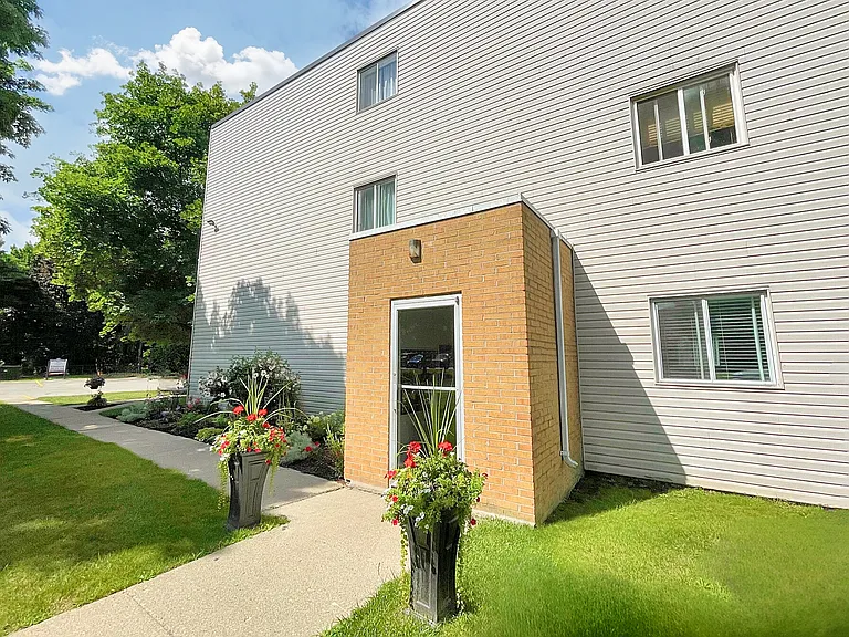 66 Devonshire Ave — Photo 3