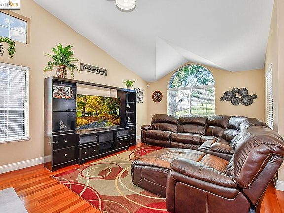 3rd image of 2921 Wildflower Dr
