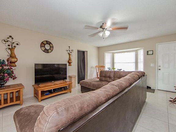 4th image of 1302 Rossman Dr