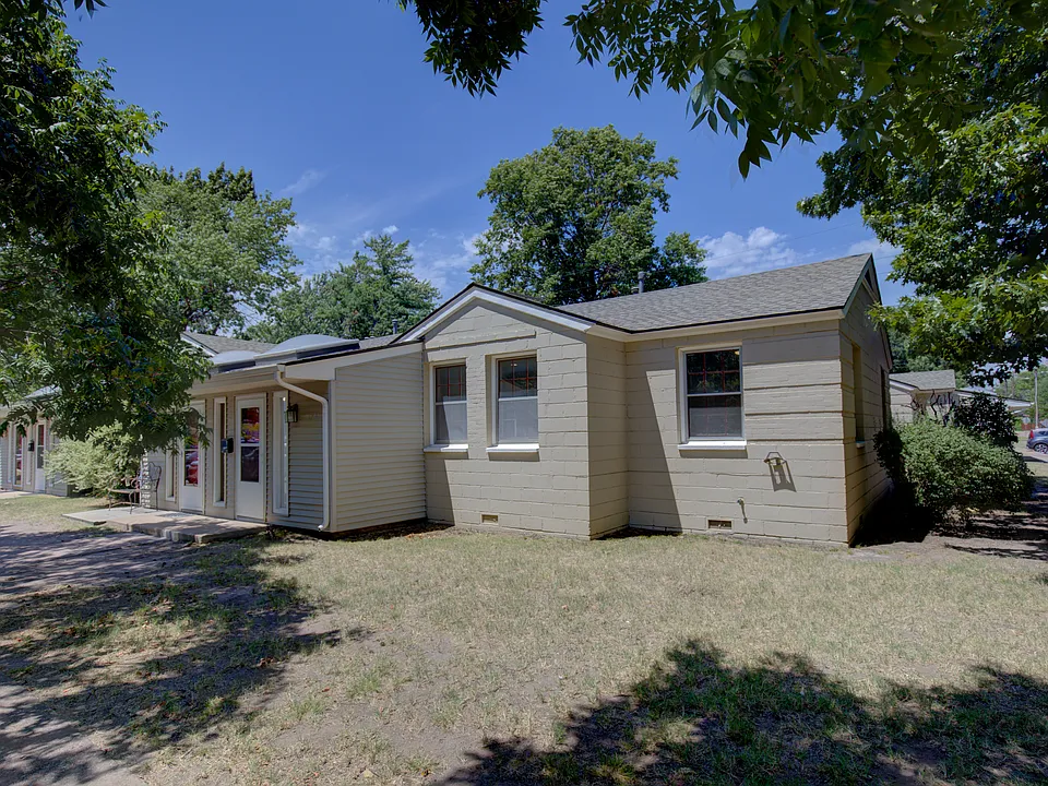 1321 E 38th Pl #D