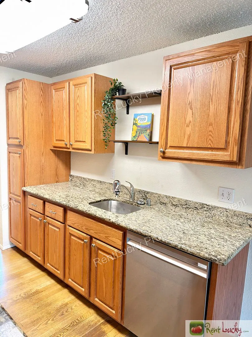 Great 1 Bedroom Condo in Kirkland with Reserved Parking! Utilities Included~ — Photo 1