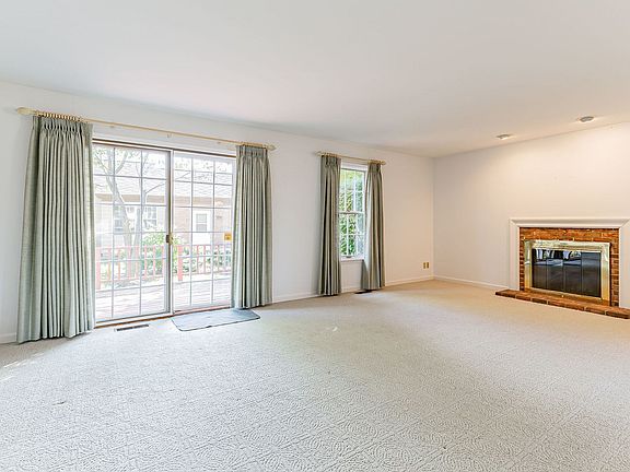 3rd image of 1505 Broadmoor Dr Unit B