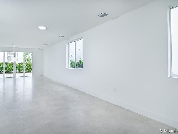 4th image of 6845 NW 103rd Pl