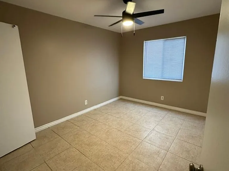 405 S Kroeger St — Photo 43