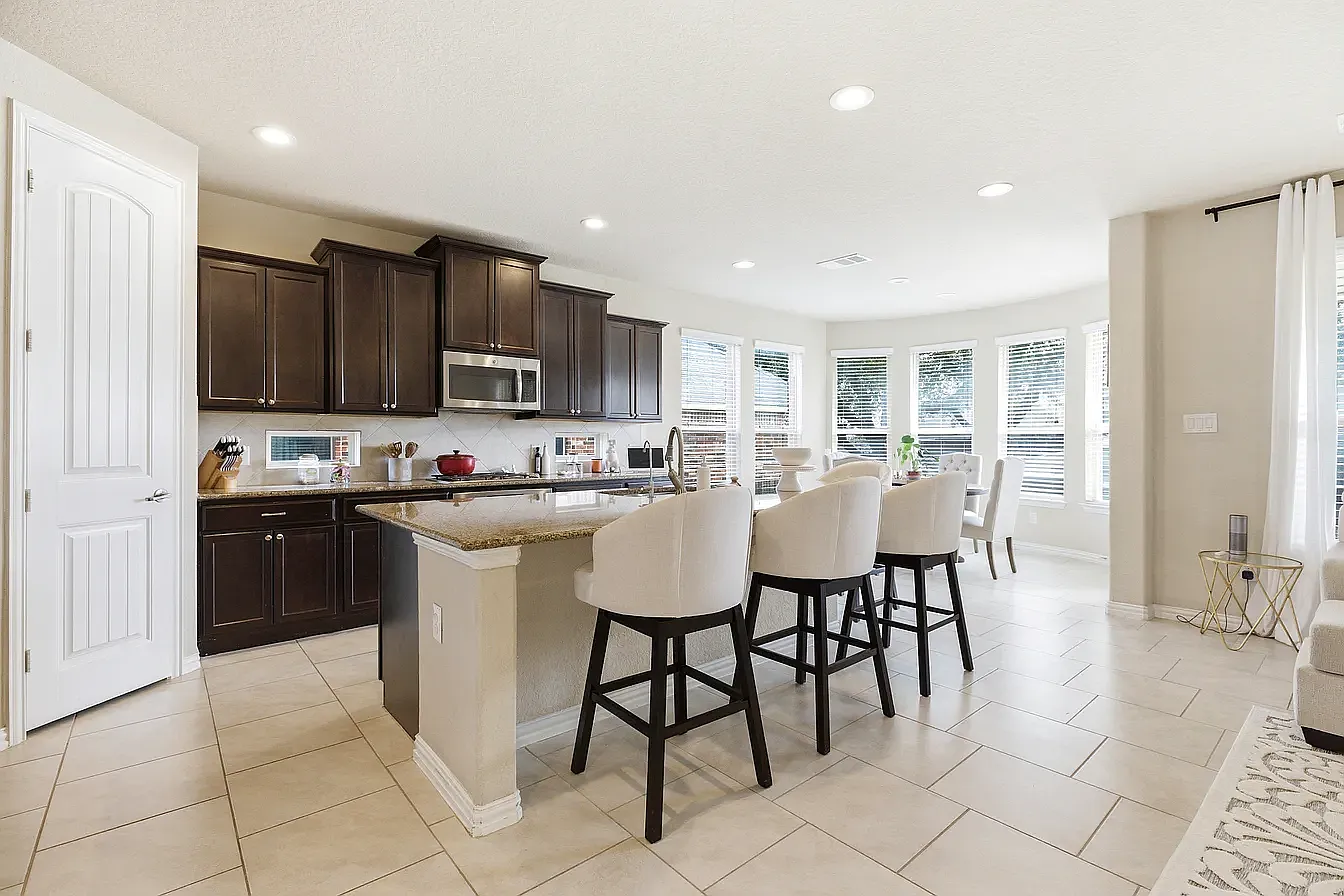 4 bed, 2.5 bath, 2809 sqft, $2,800 — Photo 3
