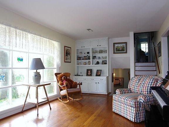 5th image of 408 Hedgelawn Ave