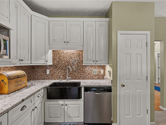 3rd image of 3350 Pointe Dr