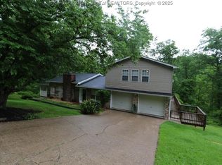 905 Daniel Boone Trl, Hurricane, WV 25526