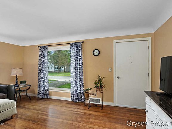 5th image of 251 Elwell St SW