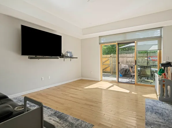 90 Sea St APT 126, Weymouth, MA 02191