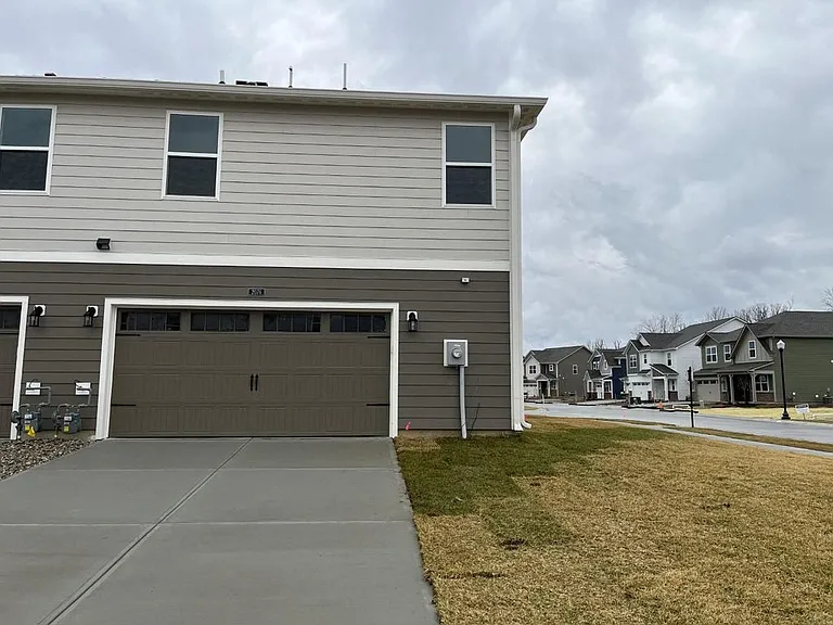 2076 Rowena Ln — Photo 15