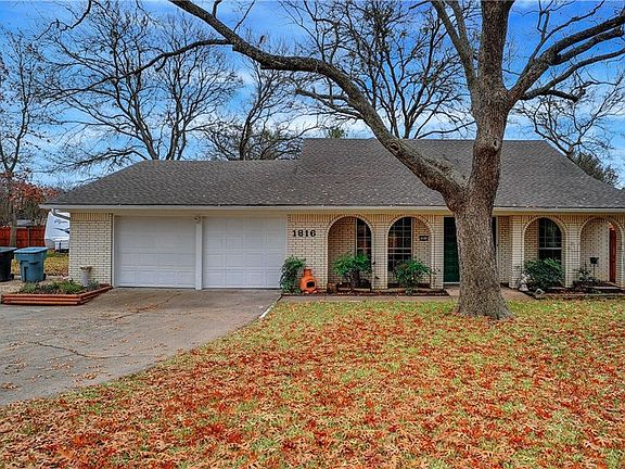 3rd image of 1816 Catalina Cir