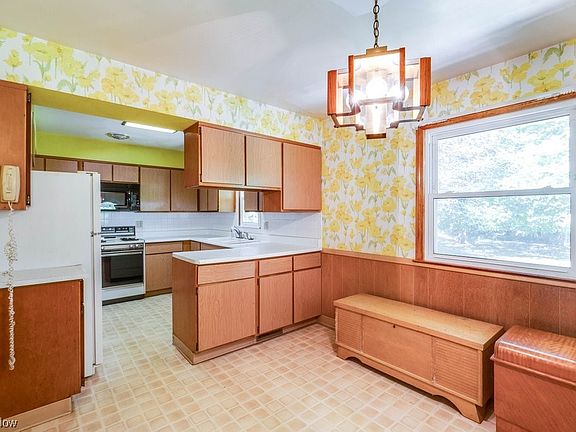 5th image of 1591 Chapman Dr