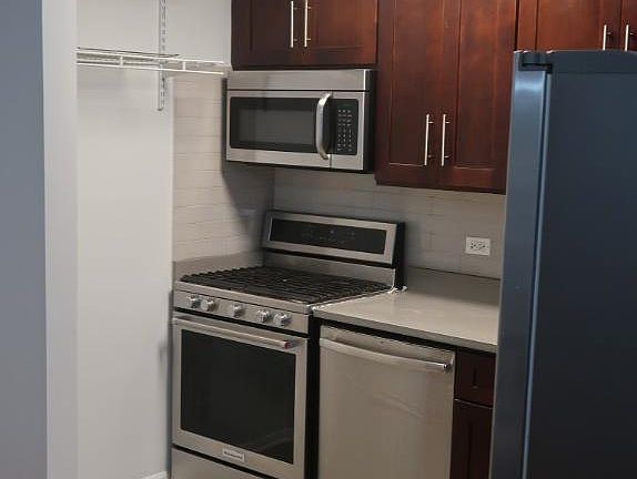 4th image of 535 W Cornelia Ave APT 105