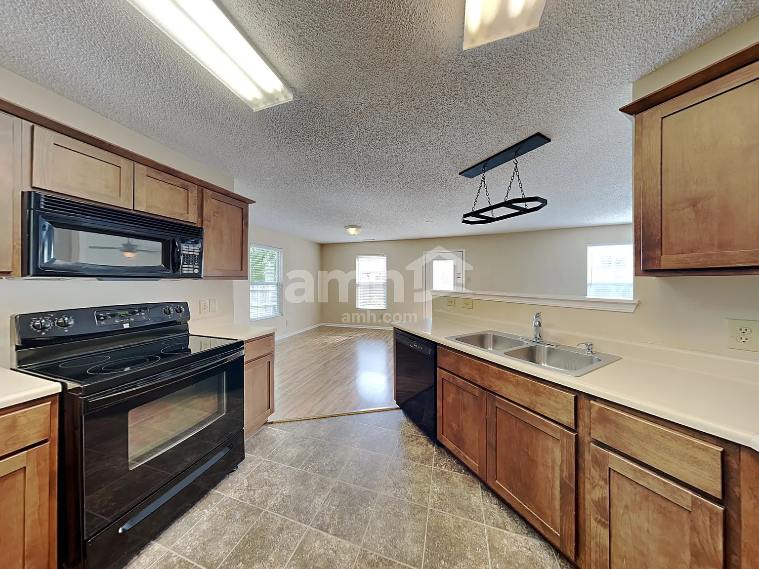 4 bed, 2.5 bath, 2328 sqft, $2,185 — Photo 4
