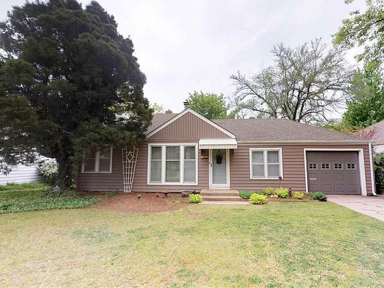 4021 E Clark St — Photo 1