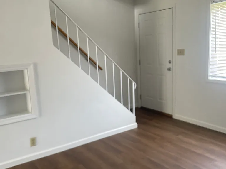 2527 Eastview Dr — Photo 2
