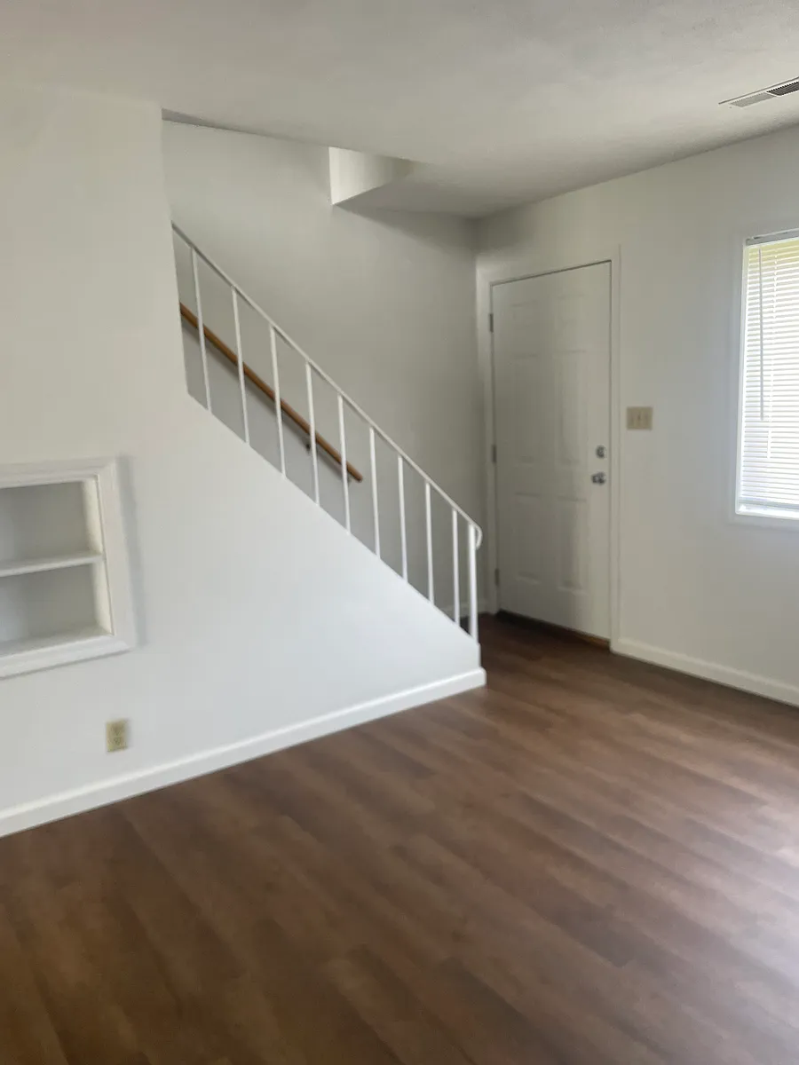 Building Photo - 2527 Eastview Dr