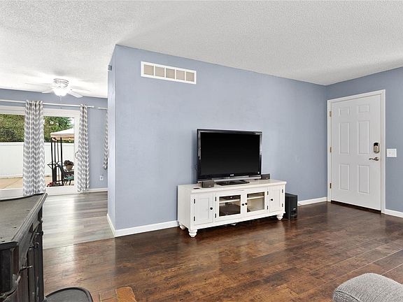 5th image of 2460 Lindsay Ln