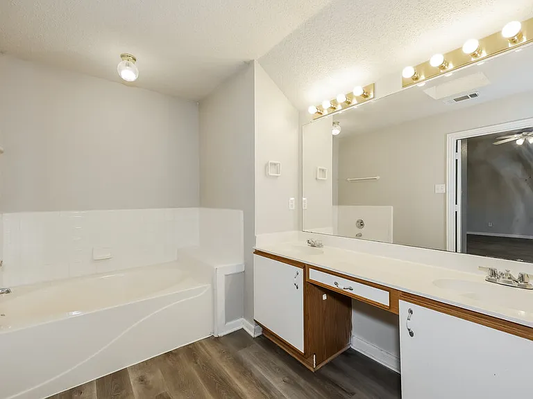 5017 Eastcreek Dr — Photo 11