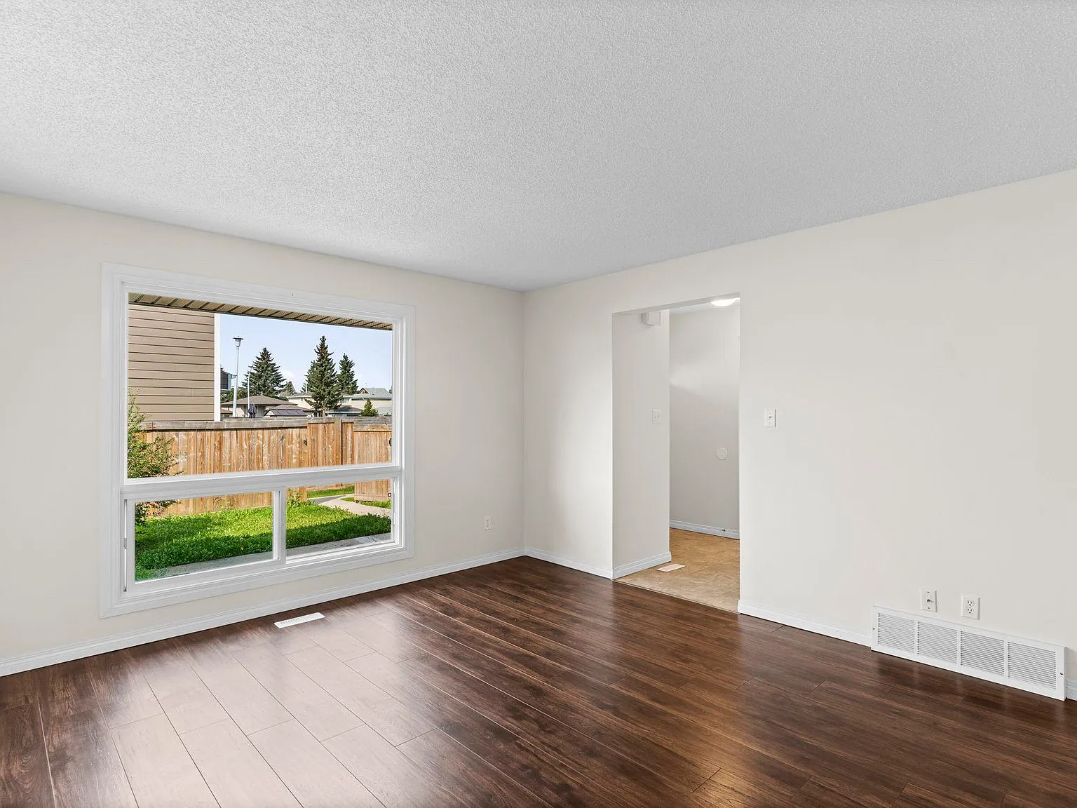 Lymburn Lane 3 Bed Townhomes | Water and Gas are not included | No Dog Allowed | Parking Included — Photo 2