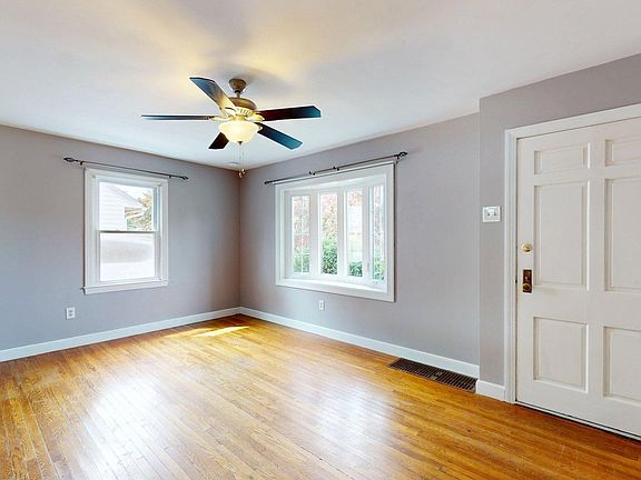 4th image of 368 E Mountain Ave S