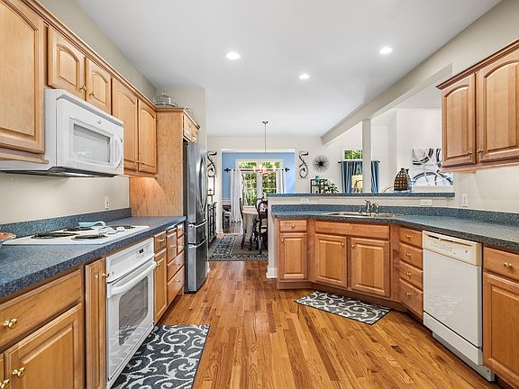 3rd image of 79 High Pine Cir
