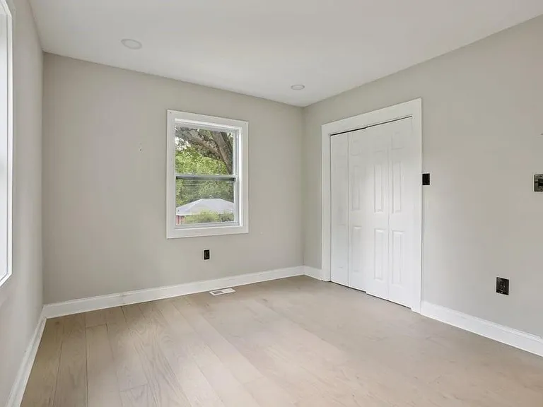 1626 Kenmore St SW — Photo 5