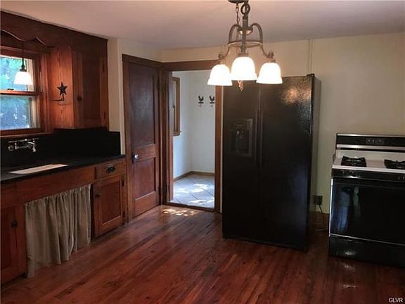 5th image of 605 Oakwood St