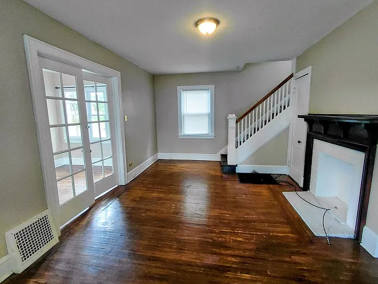 697 Crosby St — Photo 2
