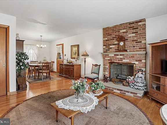 3rd image of 21909 Frederick Rd