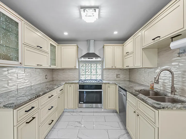 40 Olney Ave — Photo 4