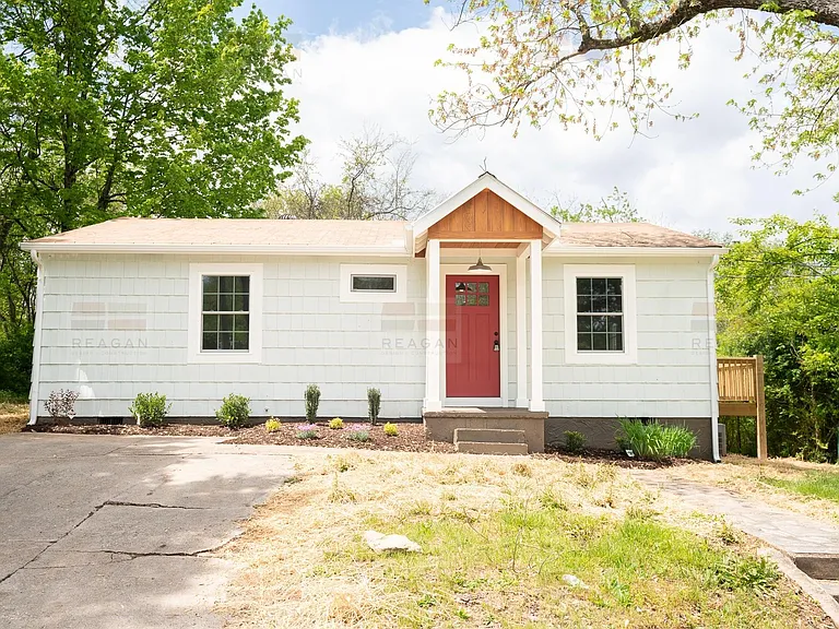 2519 Maple Dr — Photo 3