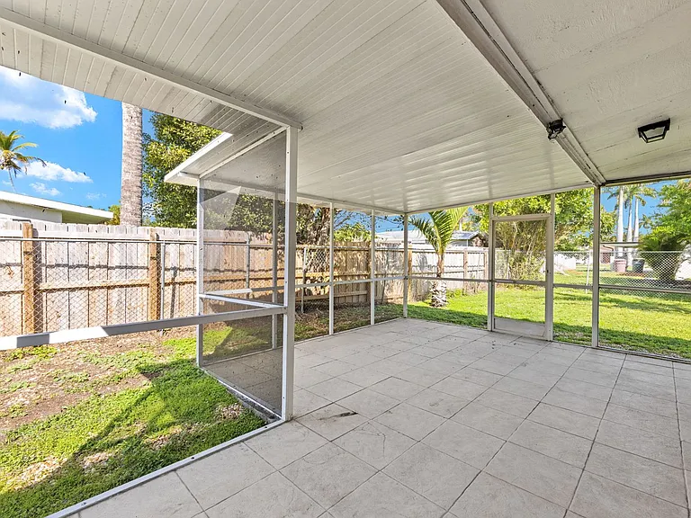 1561 Maravilla Ave — Photo 23