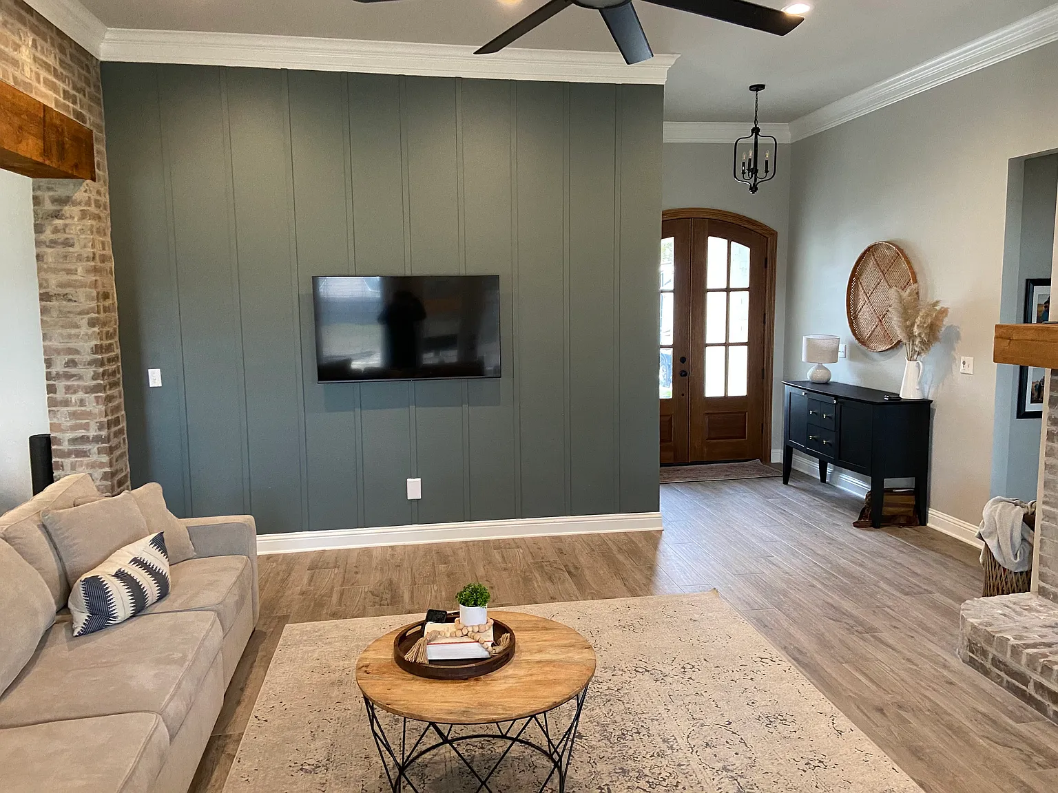 4 bed, 2400 sqft, $2,850 — Photo 2