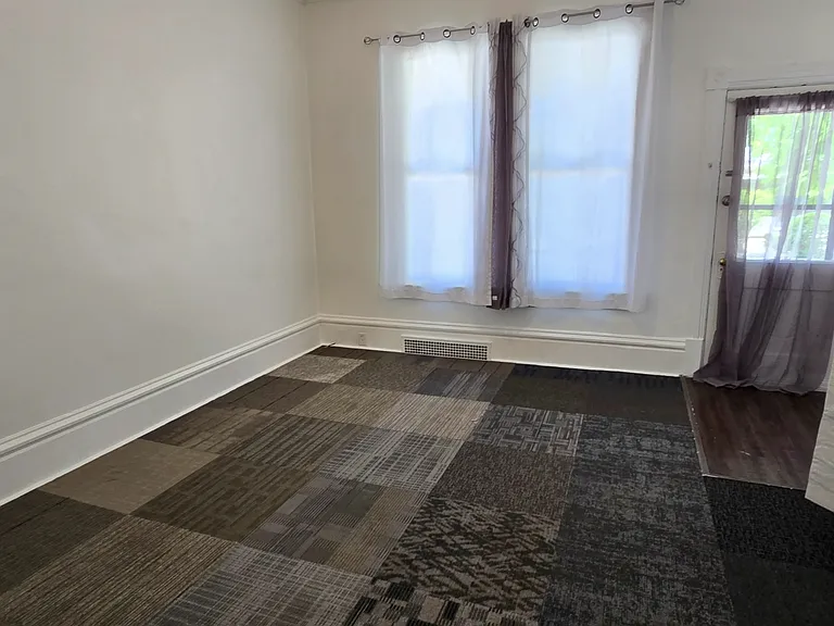 435 Center Ave — Photo 4